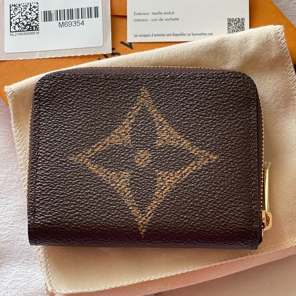 Louis Vuitton Handbags - Louis Vuitton M69354 GIANT MONOGRAM ZIPPY COIN PURSE BNIB Made in France